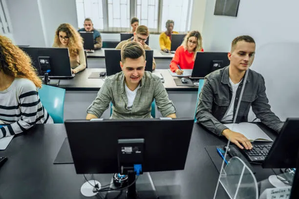 Студенты IT школы в процессе обучения